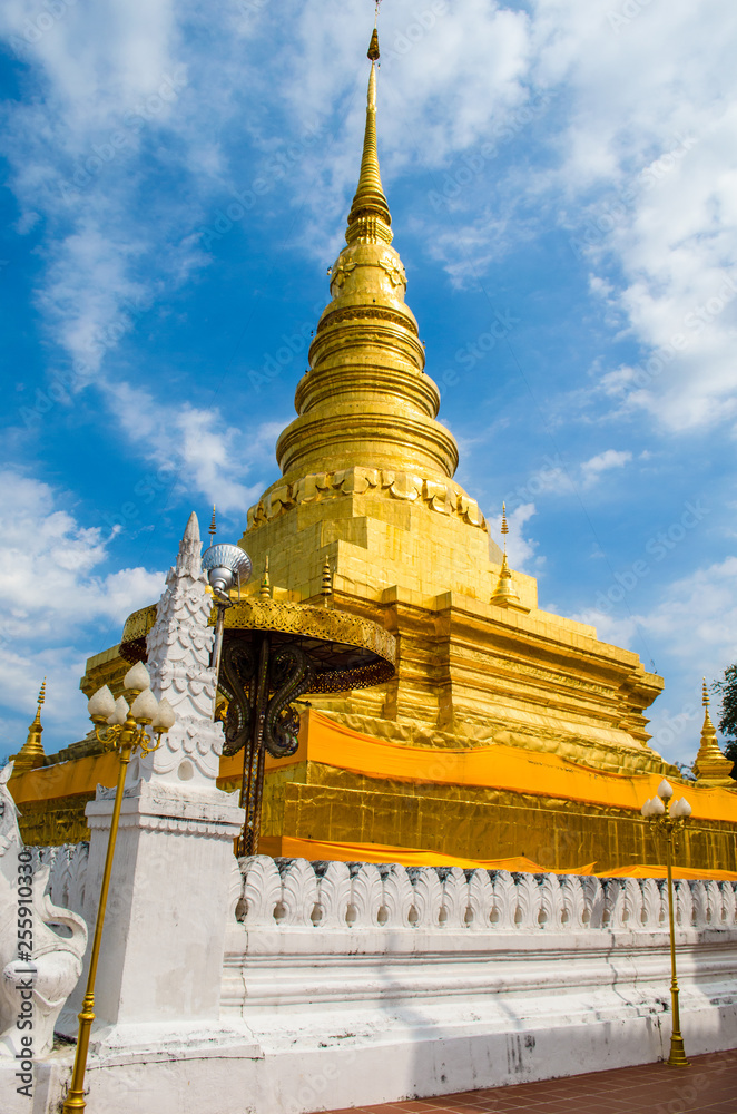 Naklejka premium Great golden stupa