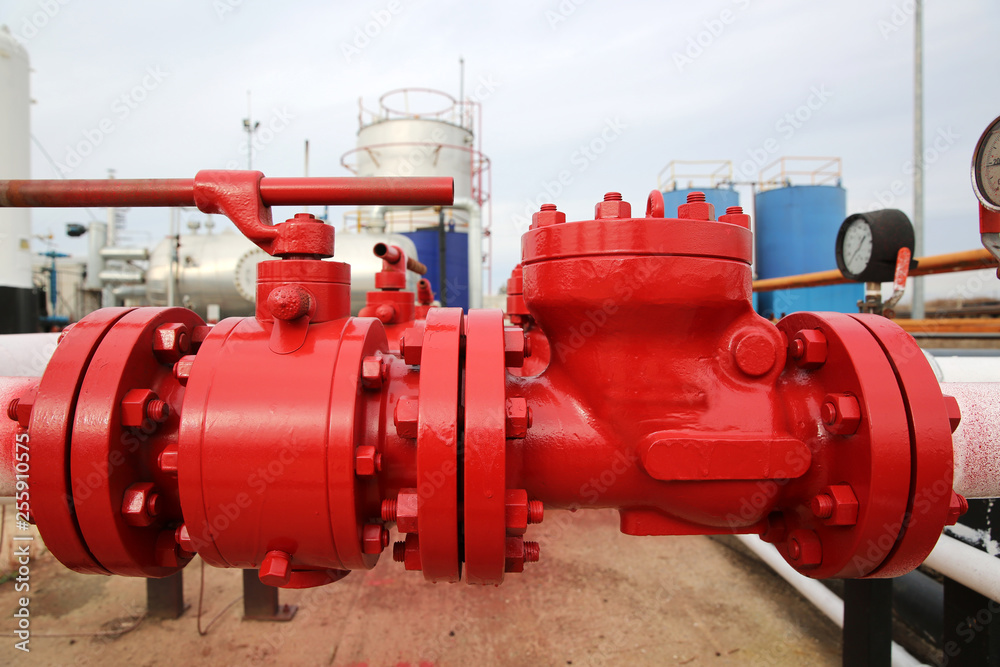 Foto de Different types of valves and indicators in the oil industry do