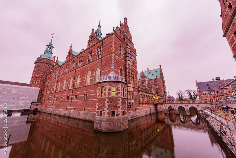 Naklejka premium Twilight exterior view of the famous Frederiksborg Castle