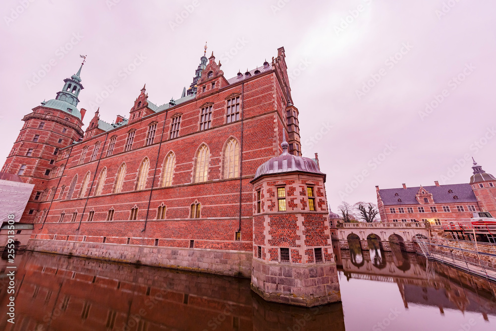 Obraz premium Twilight exterior view of the famous Frederiksborg Castle