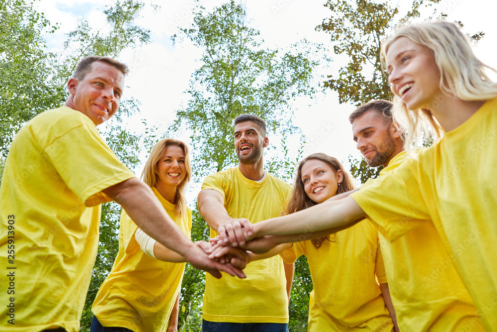 Team macht eine Übung zur Stärkung von Teamgeist Stock Photo  Adobe Stock