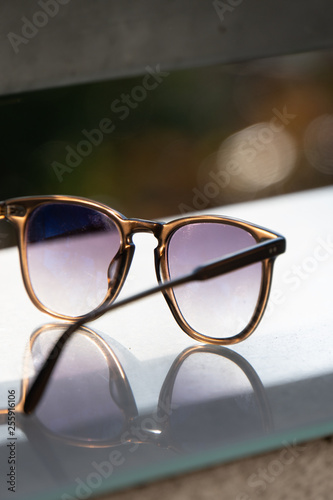 Sonnenbrille auf Glasunterlage