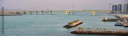 Lange Saadiyat Brücke in Abu Dhabi photo