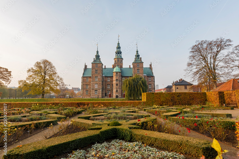 Naklejka premium Exterior autumn view of the famous Rosenborg Slot