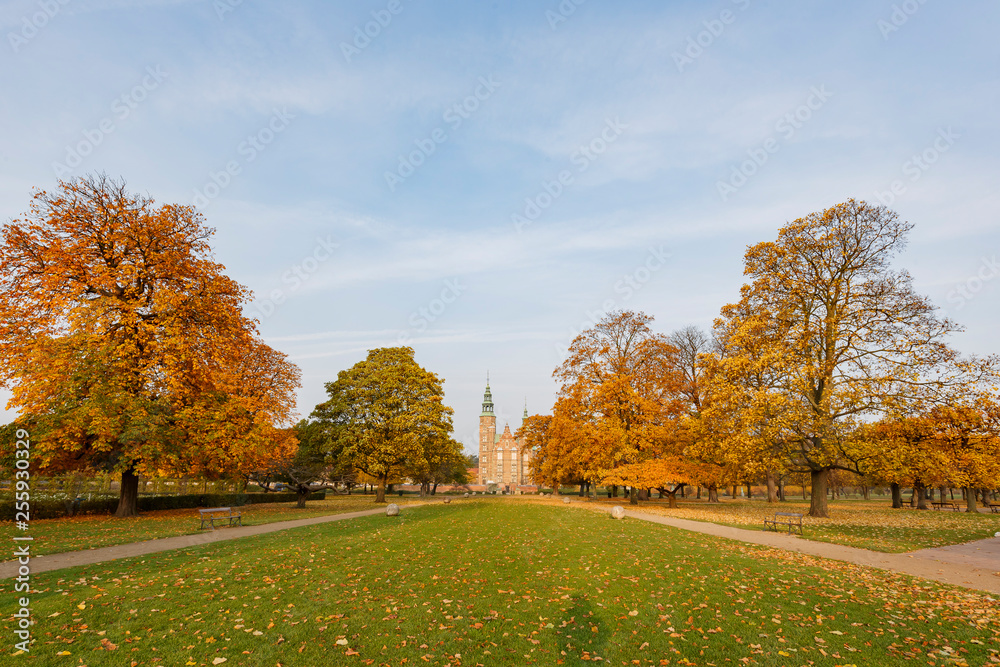 Naklejka premium Exterior autumn view of the famous Rosenborg Slot
