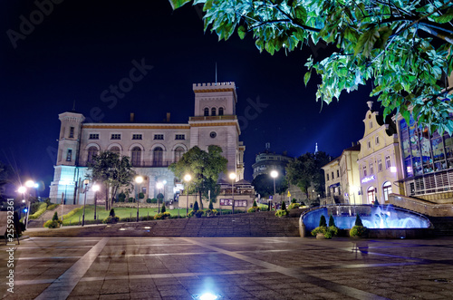 Fototapeta Naklejka Na Ścianę i Meble -  Bielsko-Biała, Plac Bolesława Chrobrego - nocny widok na Zamek Sułkowskich zimny