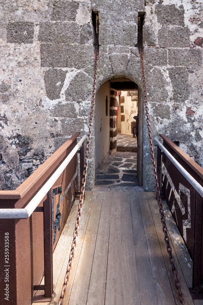 Obraz premium Drawbridge at the entrance to the old castle