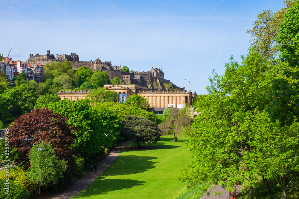 Blick auf die Nationalgalerie und die Burg in Edinburgh