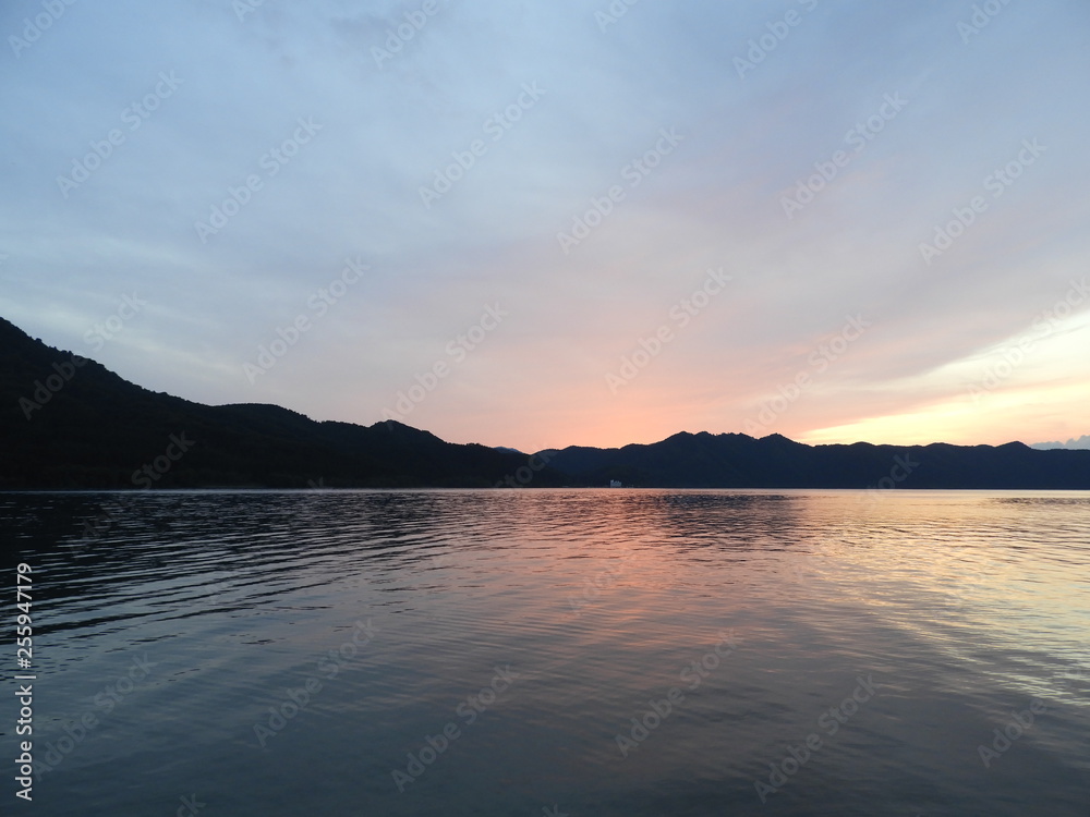夕暮れの田沢湖
