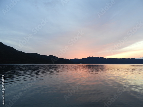 夕暮れの田沢湖