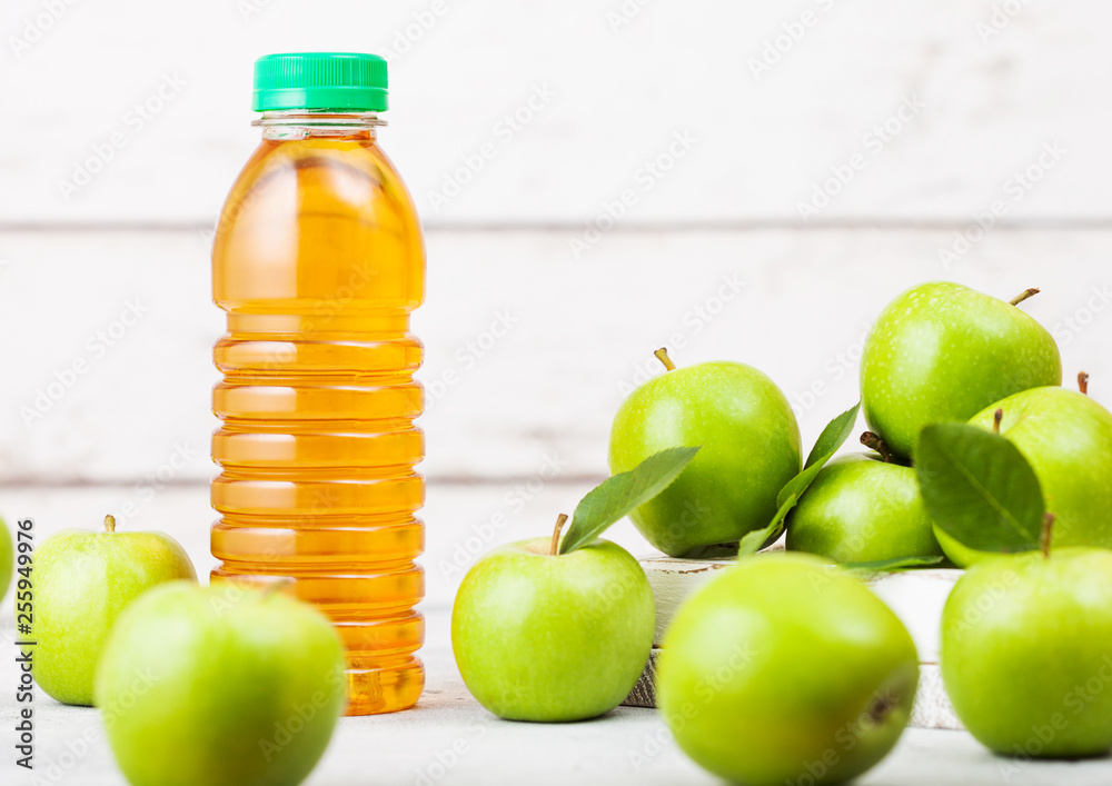 Bottle of fresh organic apple juice with granny smith and british bramley  apples in box on wooden background Stock Photo | Adobe Stock
