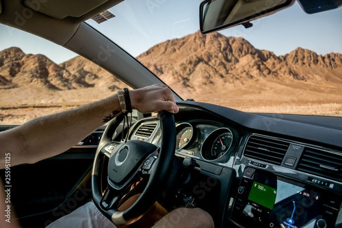Prowadzenie samochodu, pustynny krajobraz