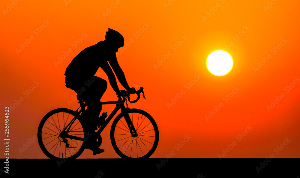 Obraz premium cyclist in sunset
