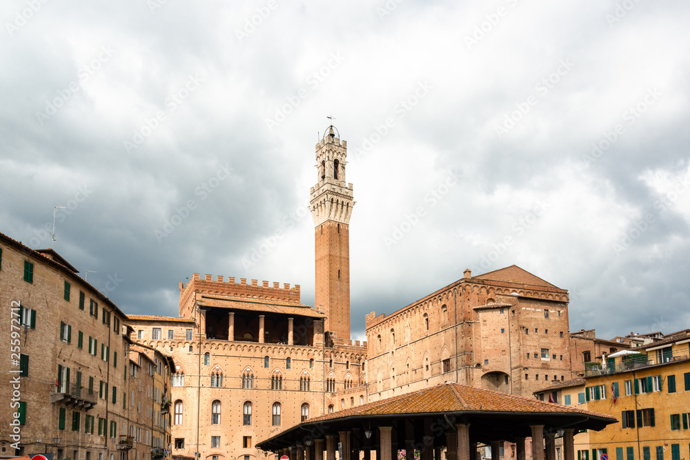 Das Rathaus von Siena und der berühmte Rathausturm von der Rückseite betrachtet.