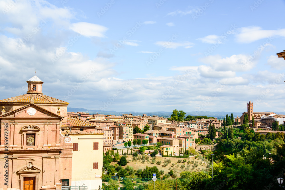 Siena Stadtansicht bis hinüber zu den Hügeln der Toskanalandschaft