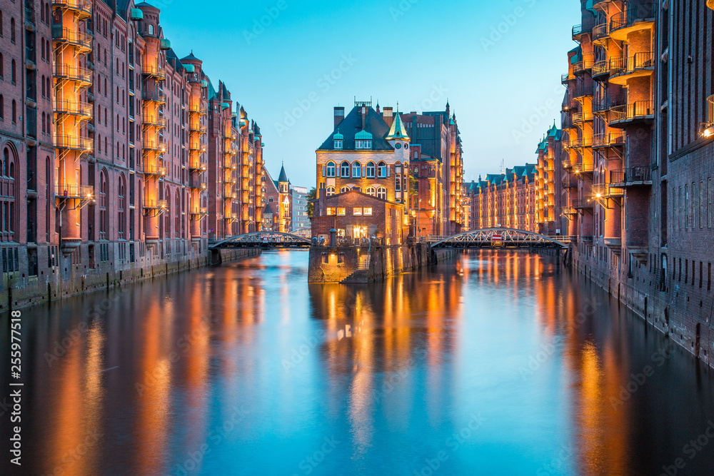 Obraz premium Hamburg Speicherstadt at twilight, Germany