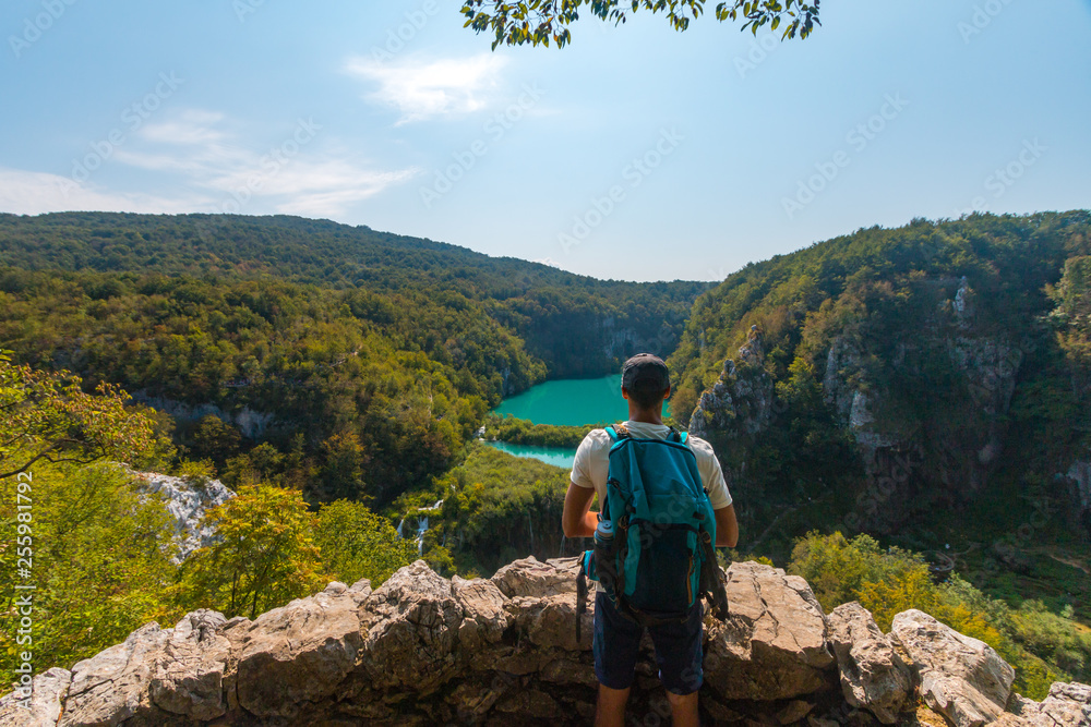 Junger Mann beim Wandern im Plitvice Nationalpark in Kroatien