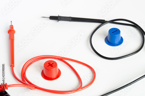 Fotografie the red and black probes of the multimeter and the signs of polarity of the elec