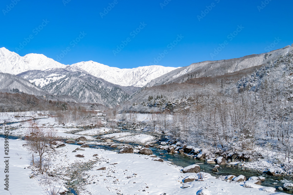 長野県白馬村 雪山と松川の雪景色