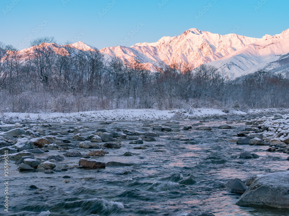 長野県白馬村 雪山と松川の雪景色 長野県白馬村 雪山と松川の雪景色