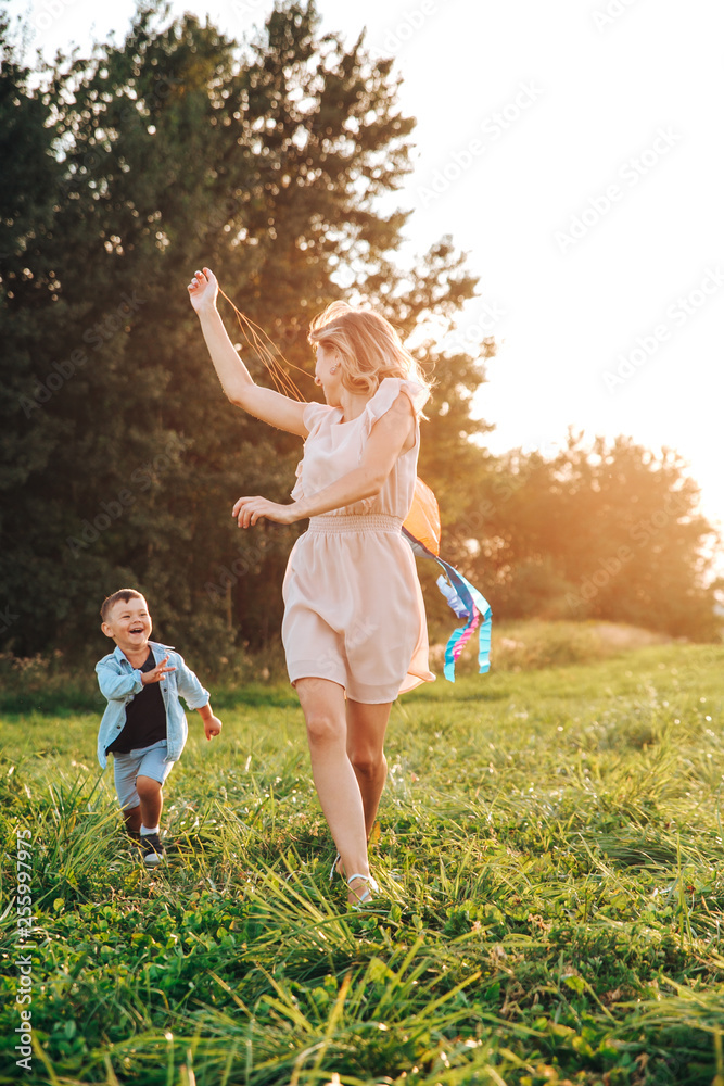 Obraz premium Happy woman with child playing together in field