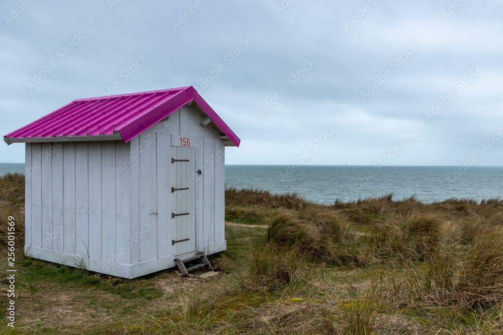 Cabanes de plage en bois colorées à Gouville-Sur-Mer Cabanes de plage en bois colorées à Gouville-Sur-Mer