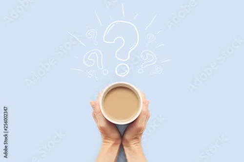Obraz Wręcza trzymać filiżankę z gorącą kawą na błękitnym tle. Znak zapytania. Koncepcja śniadanie z kawą lub herbatą. Dzień dobry, noc, bezsenność. Leżał płasko, widok z góry