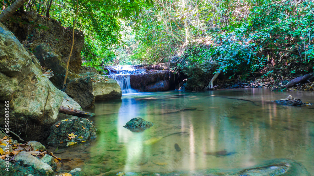 Naklejka premium Wodospad w Tajlandii
