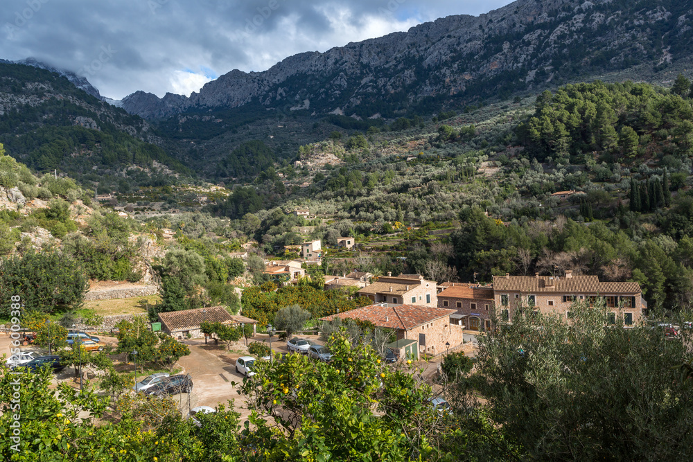 Ein mediterranes Dorf im Tal der Berge rund um Fornalutx