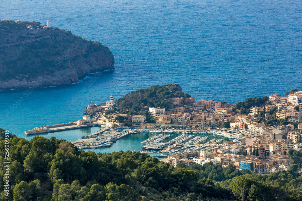 Hafen in der Bucht von „Port de Soller“ im Mittelmeer