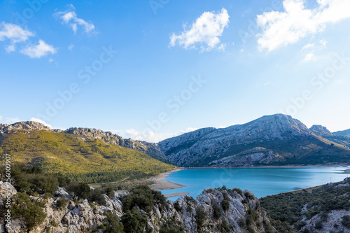 Fototapeta Naklejka Na Ścianę i Meble -  Ein blauer Stausee am Torrent de Gorg auf Mallorca wird von Bergen umschlossen