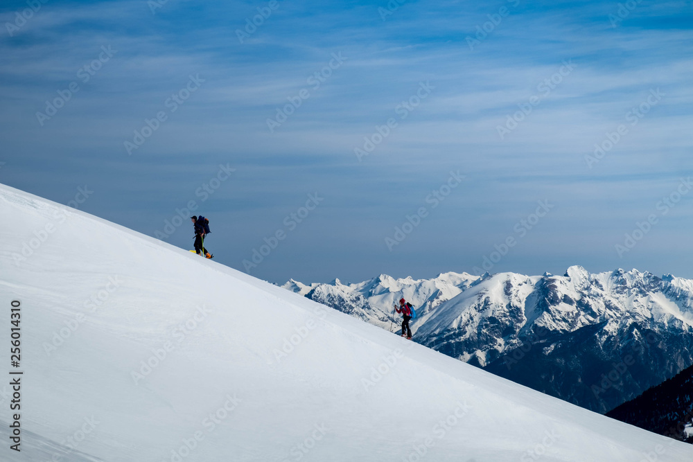 Skitourengeher am Schneegrat