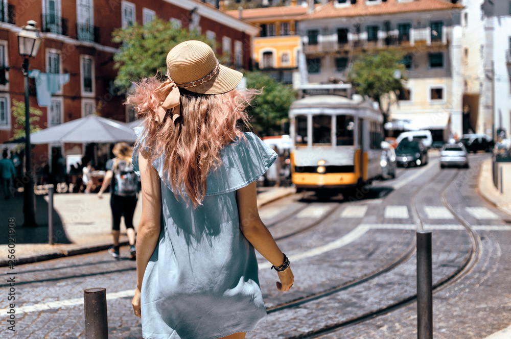 Φωτογραφία Young traveling woman walking on the streets of Lisbon city and looking at beaut