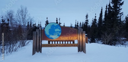 Billede på lærred Reaching the Edge of the Arctic Circle at Dusk in Winter