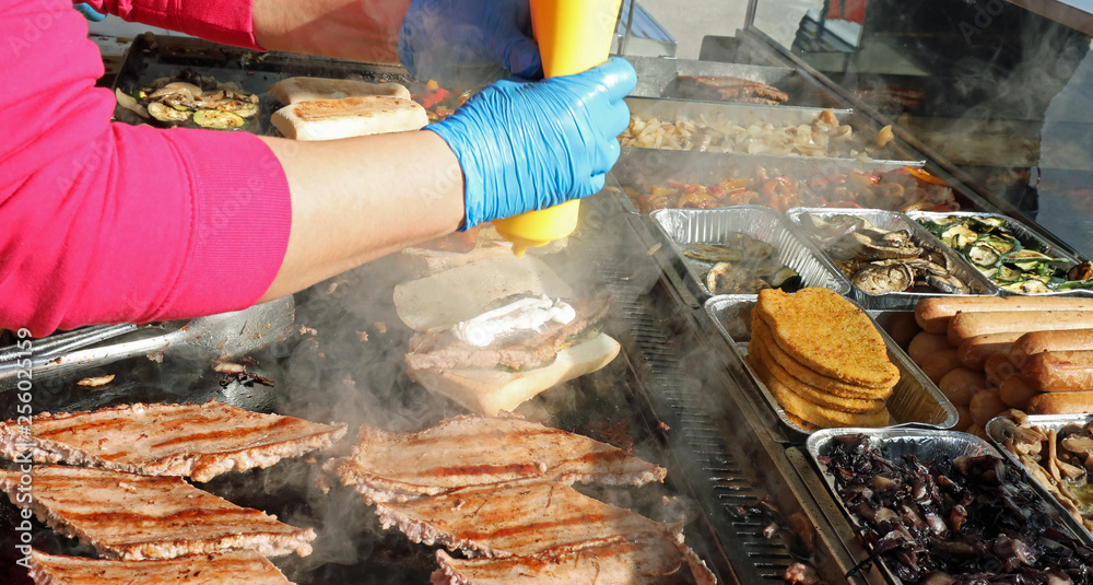 Φωτογραφία chef and cooked sausages in the stand of street food