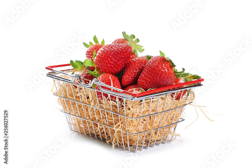 panier de fraises sur fond blanc