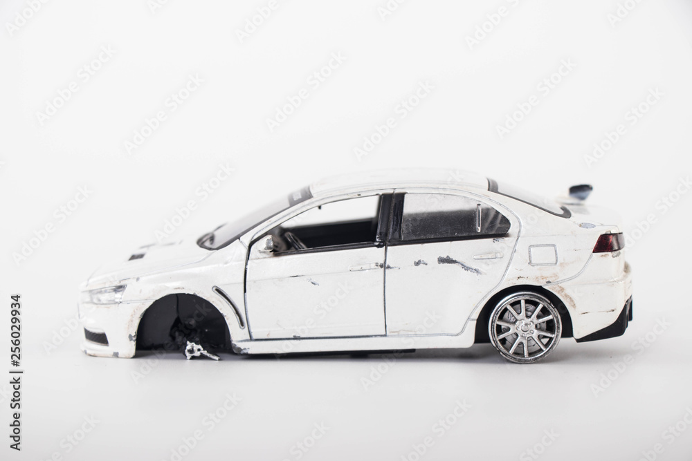 Obraz premium Toy car accident on a white background