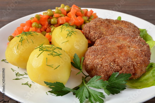 kotlety mielone z ziemniakami, marchewką i groszkiem