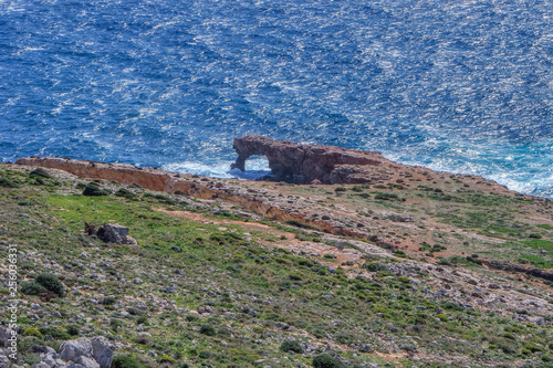 Obraz na płótnie A natural rock arch Ras il-Hamrija (Ghar Hanex) feature is located below Mnajdra Temples in Qrendi, Malta w salonie