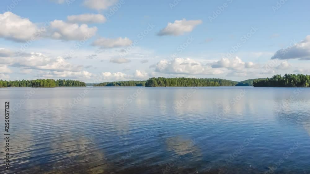 Panorama mit Himmel über dem Wasser und Wald am Ufer - See Västra Silen in Schweden Värmland Panorama mit Himmel über dem Wasser und Wald am Ufer - See Västra Silen in Schweden Värmland