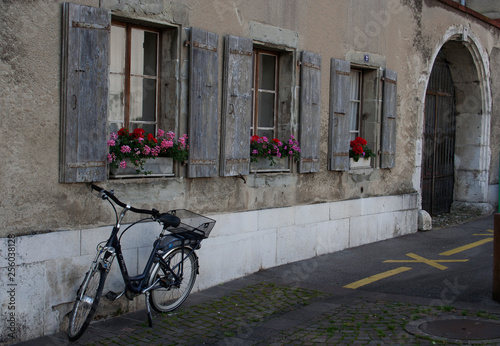 Foto Bike Next to Wall With Flower Window Boxes