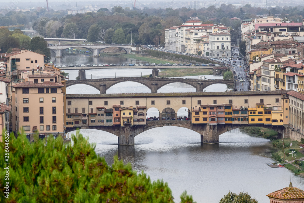 El río Arno y el Ponte Vecchio. en Florencia