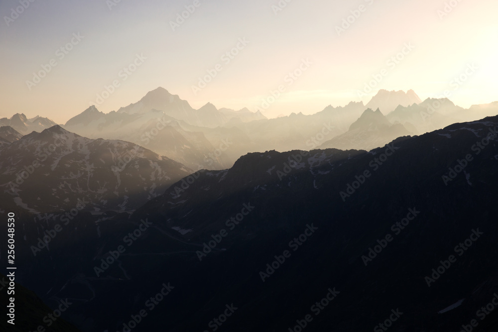 Sonnenuntergang in den Schweizer Alpen