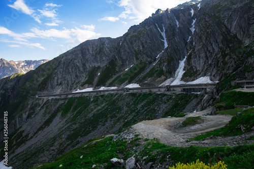 Fototapeta Naklejka Na Ścianę i Meble -  Gotthardpass mit einem Tunnel im Berg.