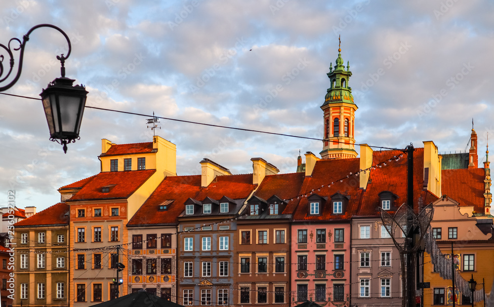 Obraz premium Historical buildings at Market Square of the Old Town with Christmas decorations in sunset. Warsaw, Poland