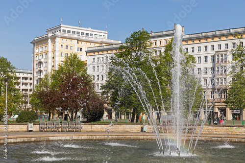 Magdeburg, Springbrunnen am Ulrichplatz, im Hintergrund Gebäude im Stil des Sozialistischen Klassizismus an der Ernst-Reuter-Allee, Sachsen-Anhalt