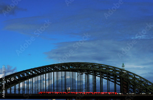 Eisenbahnbrücke mit rotem Zug © Alexander