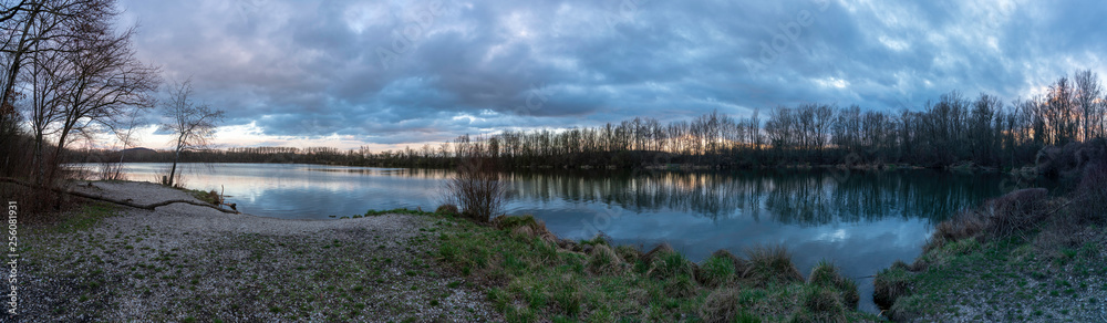 Fototapeta premium Weikerlsee in Abenddämmerung mit markanten Sturmwolken Spiegelung