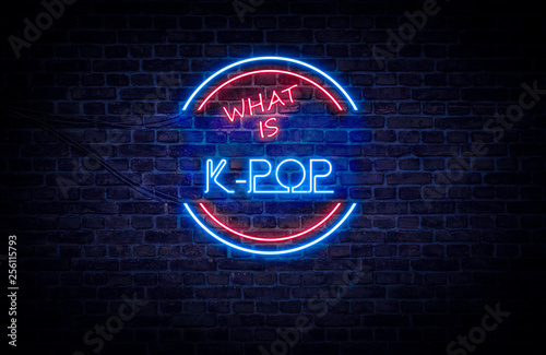 Fotografía A red and blue neon light sign that reads: What is K-POP