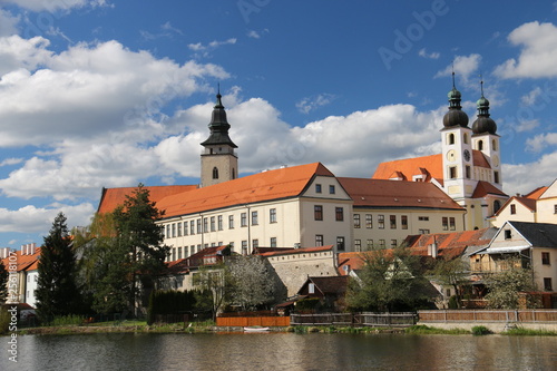 チェコ テルチ 池と城のある風景